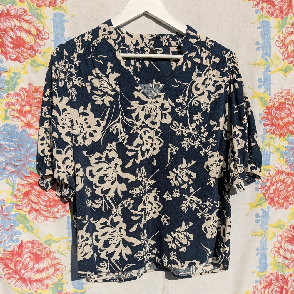 Ann Taylor Small Navy and Cream Floral Blouse Cropped 100% Rayon